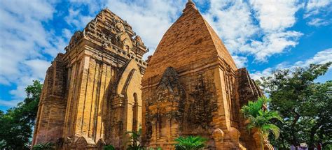 La Pagoda del Sol Naciente - Una evocación celestial de la arquitectura Cham y una oda al equilibrio cósmico!