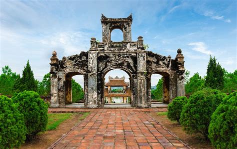 El Templo de la Literatura en Hue! Una evocación melancólica del pasado vietnamita y una explosión de colores tradicionales